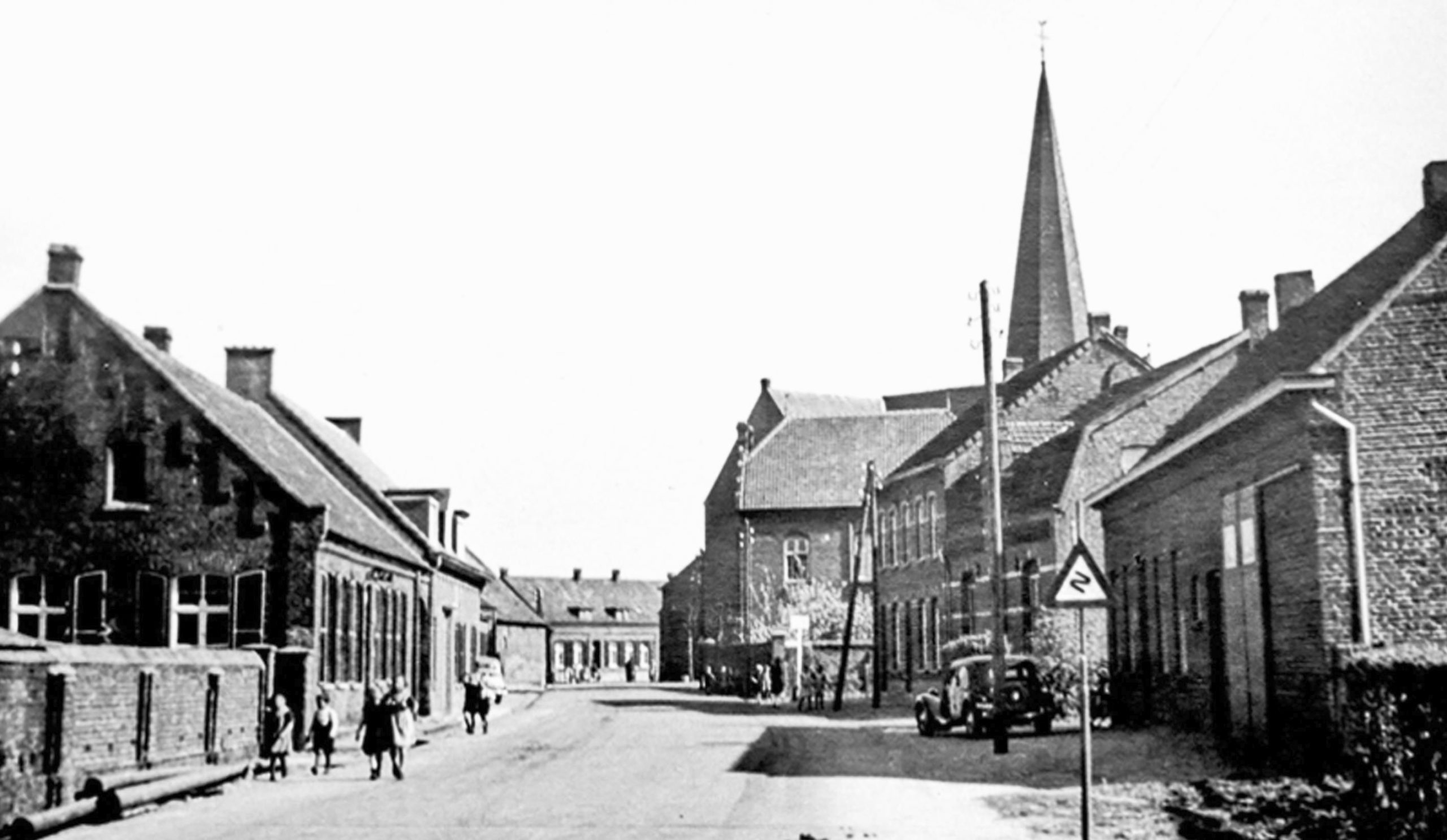 Julianastraat, links oud melkfabriek Heemkunde Stramproy